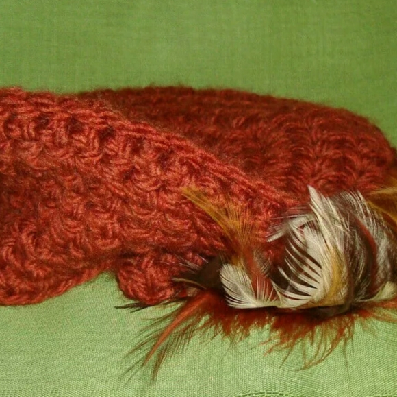 NEW Woman's Xeino Handmade Beanie with Feather Acc - Picture 2 of 7